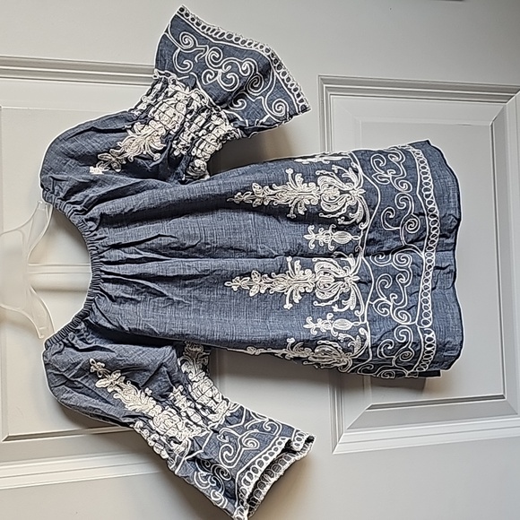 Embroidered Shirt With Flare Sleeves in Kids Size 2t EUC - Picture 5 of 6